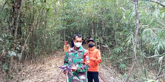 Koramil 05/Hayaping Bantu Masyarakat Banyu Landas Membangun Jembatan