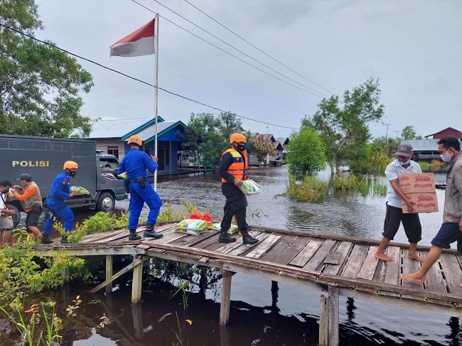 Brimob Kalteng Salurkan Bansos untuk Warga Terdampak Banjir di Palangka Raya