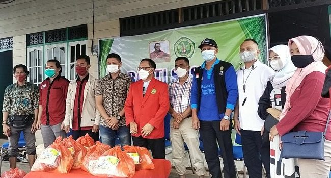 Keluarga Besar FH UPR Salurkan Bantuan untuk Warga Terdampak Banjir di Mendawai