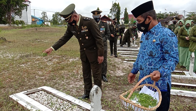 Jelang HUT TNI Ke- 76, Kasdim 1012/Buntok Ziarah di TMP Abdi Kencana
