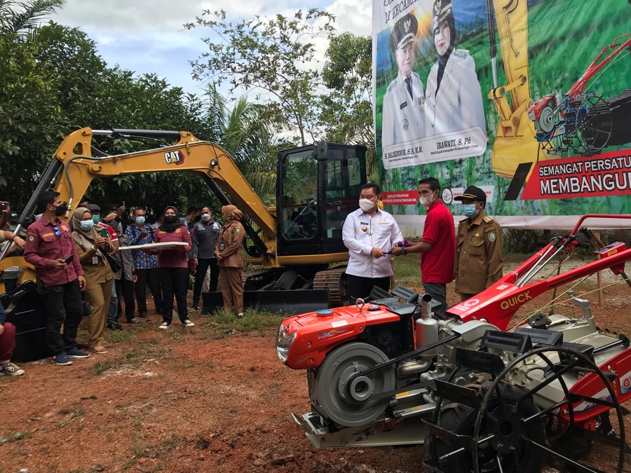 Halikin-Irawati Penuhi Janji Politik, Dua Alat Berat dan Alat Pertanian Diserahkan