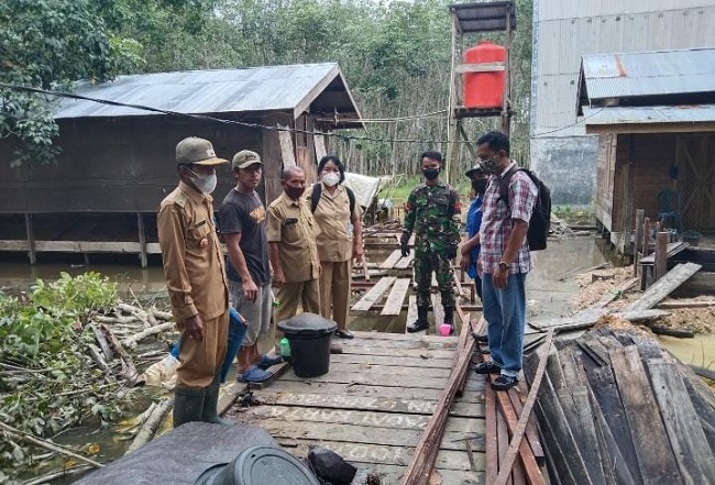 Babinsa Koramil 1012-06/Pematang Karau Monitoring Pembangunan Dana Desa