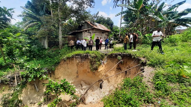 Tiap Hujan, Tanah di Kelurahan Sidorejo ini Terus Mengalami Longsor