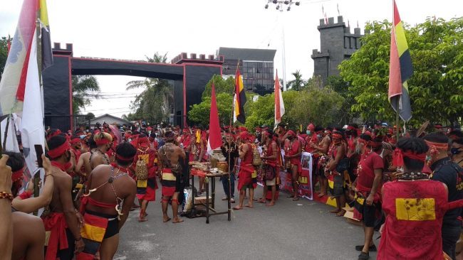 Ratusan Pasukan Merah Gelar Aksi di Depan Polda Kalteng, Ada Apa?