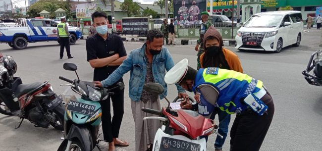 Masuk Jalan Antasari Tak Pakai Helm, Dua Pengendara Motor Ditilang