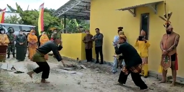 Duel Lurah Sidorejo dan Ketua Sanggar Bakuba Dilakukan di Depan Bupati