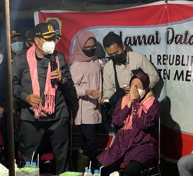 Mensos Risma Nangis Saat Kunjungi Melawi