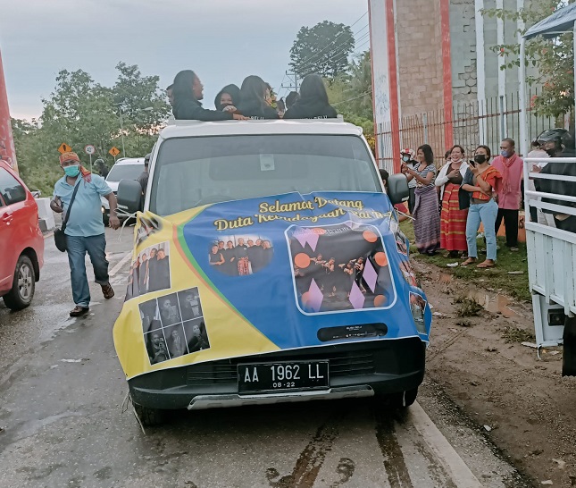 Kembali Dari Eropa, Enam Penari Likurai Naik Pick Up untuk Keliling Atambua
