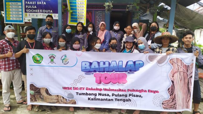 UKM SK KT Bahalap UPR Kunjungi Pengrajin Purun di Tumbang Nusa
