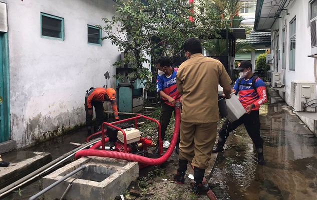 BPBD Kotim Sedot Genangan Banjir di RSUD Murjani Sampit