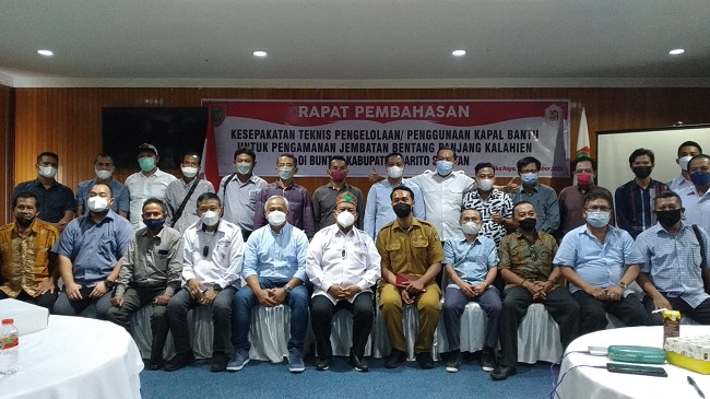 Sepakat! Lewat Bawah Jembatan Kalahien Harus Gunakan Kapal Bantu Pengamanan