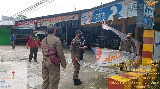 Satpol PP Kobar Bongkar Baliho dan Spanduk Liar