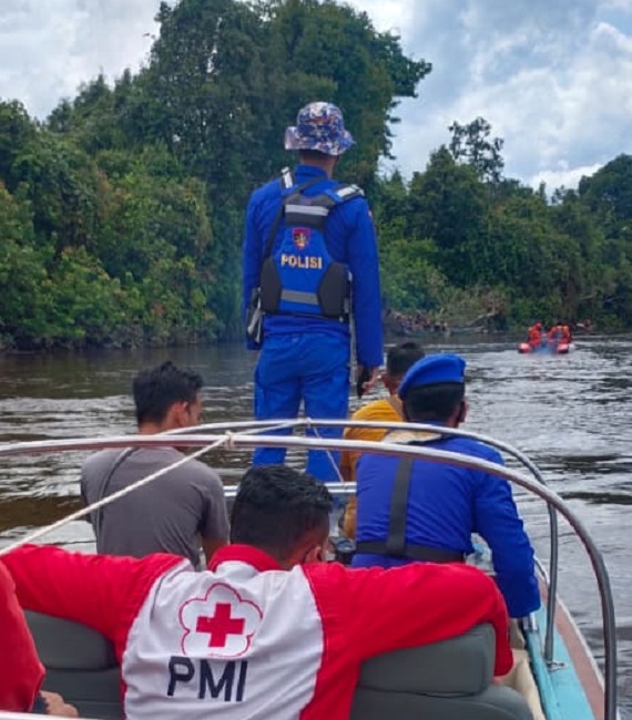 Satu Orang Hilang Tenggelam Setelah Klotoknya Terbawa Arus dan Tabrak Tongkang