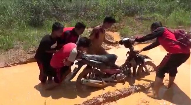 Mencari Kepedulian Pemerintah, Jalan di Aruta Hancur Lebur Seperti “Bubur”