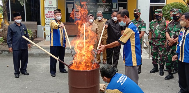 Ribuan KTP Elektronik di Kobar Dimusnahkan