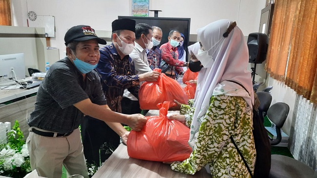 Bantuan Sembako Diterima Pelajar dan Guru MAN Kota Palangka Raya