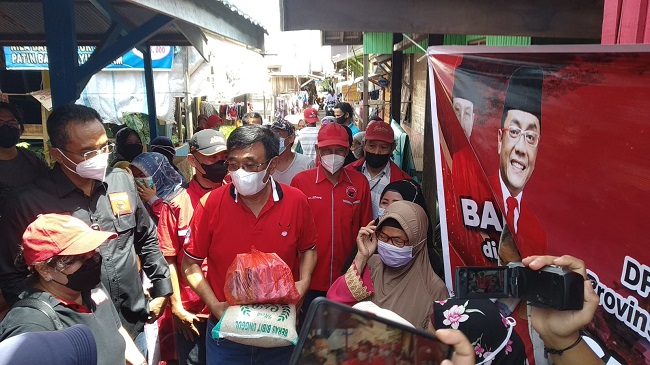Kunjungan ke Palangka Raya, Djarot Syaiful Hidayat Bagikan Bantuan untuk Korban Banjir