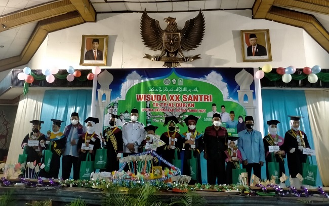 Komitmen Dukung Dunia Pendidikan, Baznas Kotim Berikan Hadiah Pada Wisudawan BKPRMI