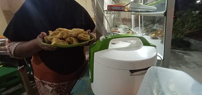 Pedagang Gorengan di Kobar Mengeluh, Harga Minyak Melonjak