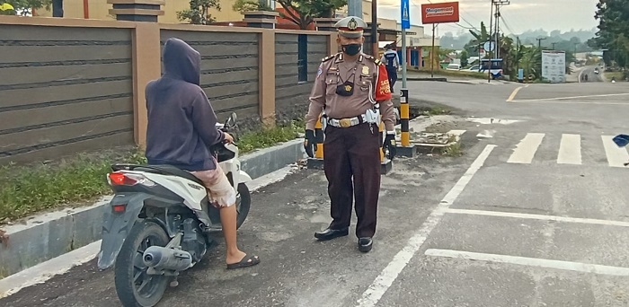 Tak Pakai Helm, Emak-emak Diberhentikan Polisi