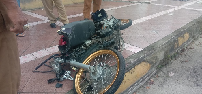 Kebut-Kebutan, Motor Ringsek Usai Tabrak Planson di Jalan Sutan Syahrir