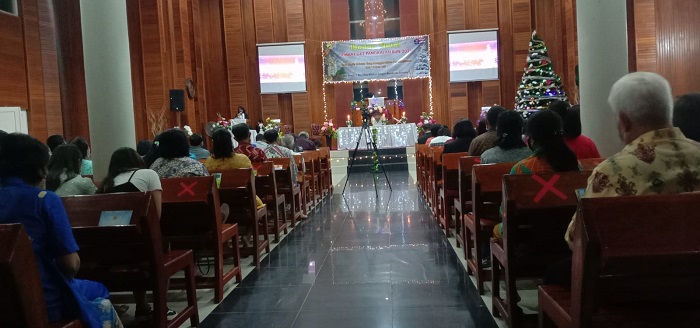 Ratusan Umat Kristiani Penuhi Gereja Kobar pada Malam Natal