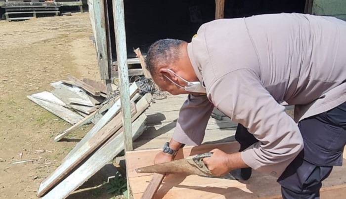 Polsek Aruta Bantu Nenek Berlian yang Hidup Sendiri di Rumah Tanpa Tembok
