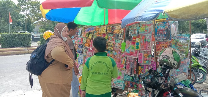 Para Penjual Mainan Kecipratan Berkah dari Vaksinasi Anak 6-11 Tahun