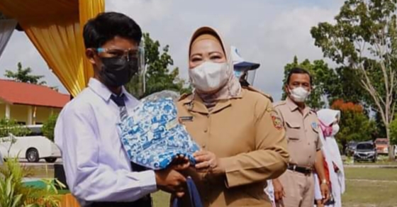 Bupati Kobar Serahkan Ribuan Seragam Gratis Bagi Siswa