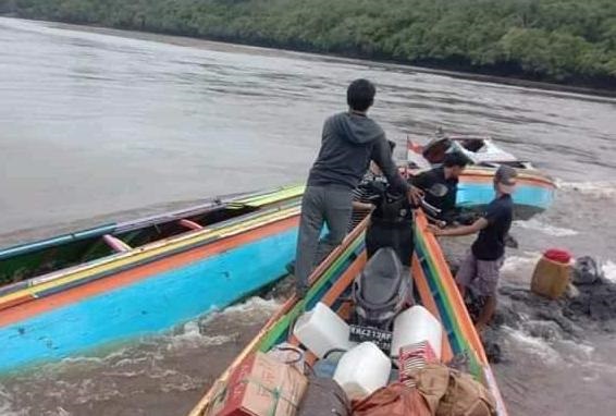 Naas, Taxi Motor Menabrak Batu di Alur DAS Barito Murung Raya