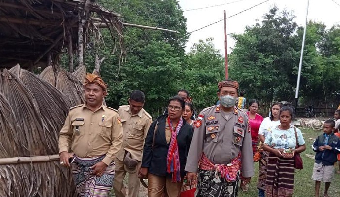 Begini Duet Kapolsek Halilulik dan Camat TasBar Saat Kunjungi Rumah Adat