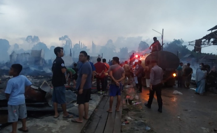 Puluhan Kios Hangus Terbakar di Pasar Pundu