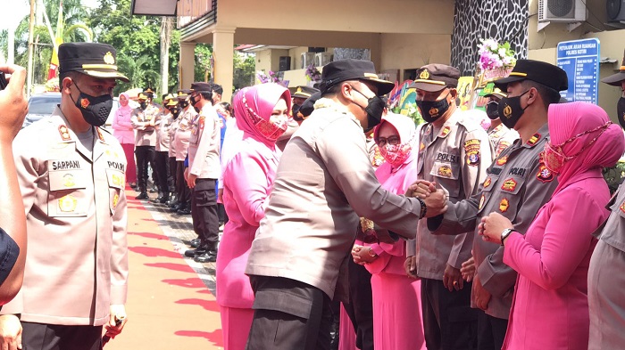 Sertijab Kapolres Kotim Diiringi Tangisan dan Air Mata