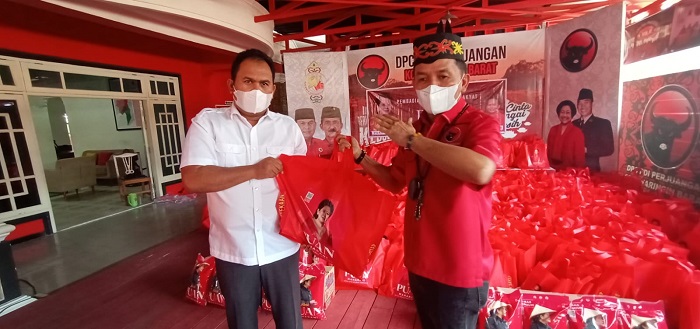 Hadir untuk Wong Cilik, Ribuan Sembako dari Puan Disalurkan Agustiar ke Kobar