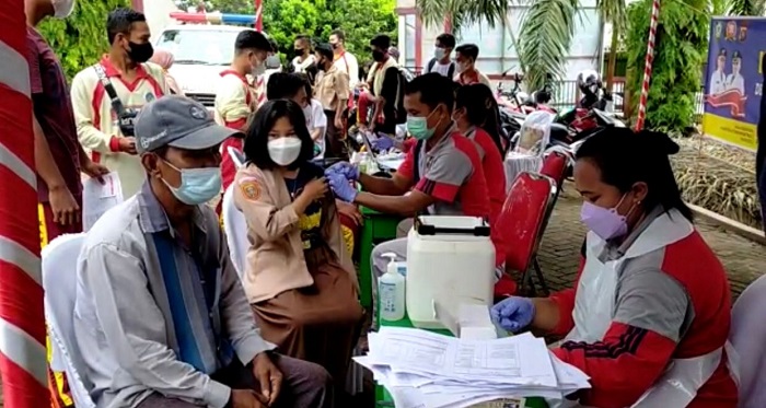 Ratusan Pelajar dan Lansia di Parenggean Ikuti Vaksinasi