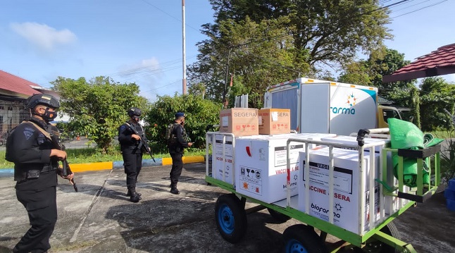 Brimob Kawal Kedatangan Belasan Ribu Vial Vaksin di Bandara Tjilik Riwut