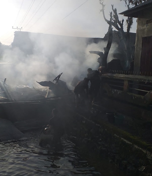 Warga Samuda Panik, Api Bakar Habis Sebuah Warung