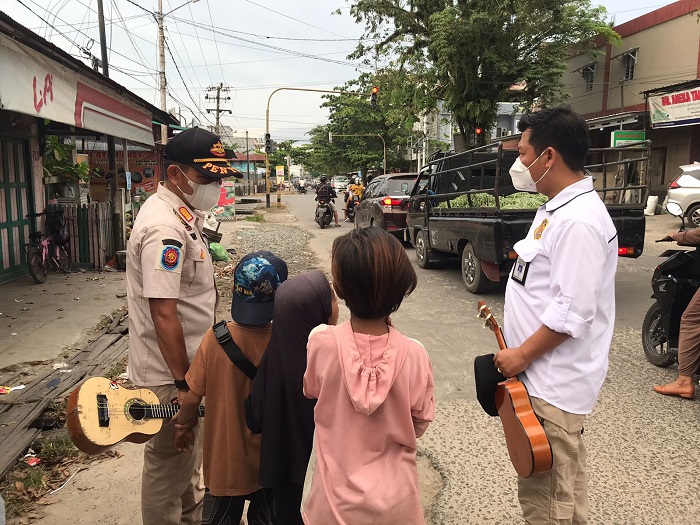 Bocil Pengamen Jalanan Kocar-Kacir Saat Satpol PP Operasi