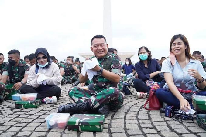 Ajak Wartawan Makan Bareng di Lapangan, Jenderal Dudung: TNI AD ini Juga Milik Media