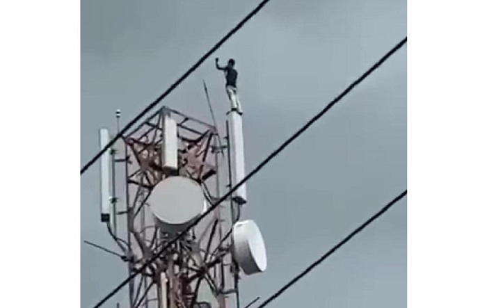 Astaga! Usai Teguk Miras, Pemuda Muara Teweh ini Nekat Panjat Tower
