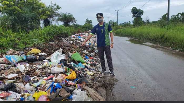 Timbulkan Bau Tak Sedap, Sampah di Jalan Pelita Barat Akhirnya Dibersihkan
