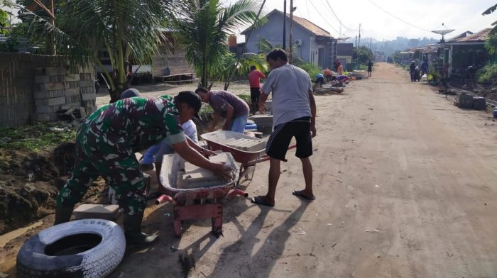 Cegah DBD, Danramil Arsel Ajak Warga Bersihkan Parit