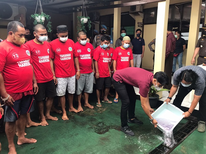 Usai Diblender, Sabu Senilai Ratusan Juta Rupiah Dibuang ke Selokan