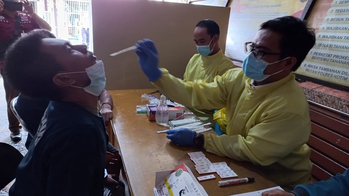Puluhan Tahanan Polres Kotim Diswab Antigen Sebelum Dipindah ke Lapas