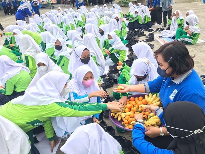 Peringati HGN, Siswa SMP Muhammadiyah Sampit Diajak Makan Buah Bersama