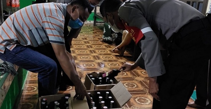 Puluhan Botol Miras Disita dari Rumah Warga