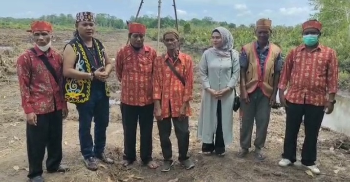 Tokoh Adat Dayak Desa Pasir Panjang Apresiasi PT Bumi Silica Makmur Bangun Silahturahmi