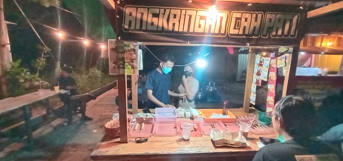 Kisah Pasangan Muda Suami Istri yang Berjualan Nasi Kucing di Pangkalan Bun