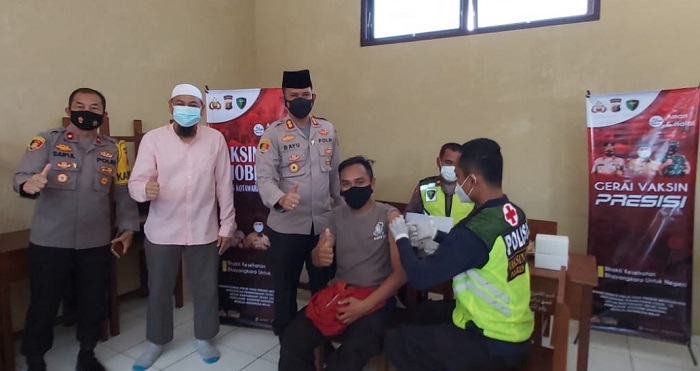 Kapolres Kobar Pantau Langsung Pelaksanaan Vaksinasi oleh PT KPC