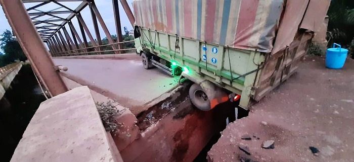 Jembatan Penghubung di Desa Bajarau Amblas